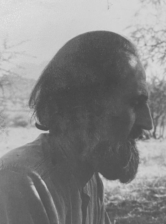 Retrato de Gastón de perfil, en blanco y negro
