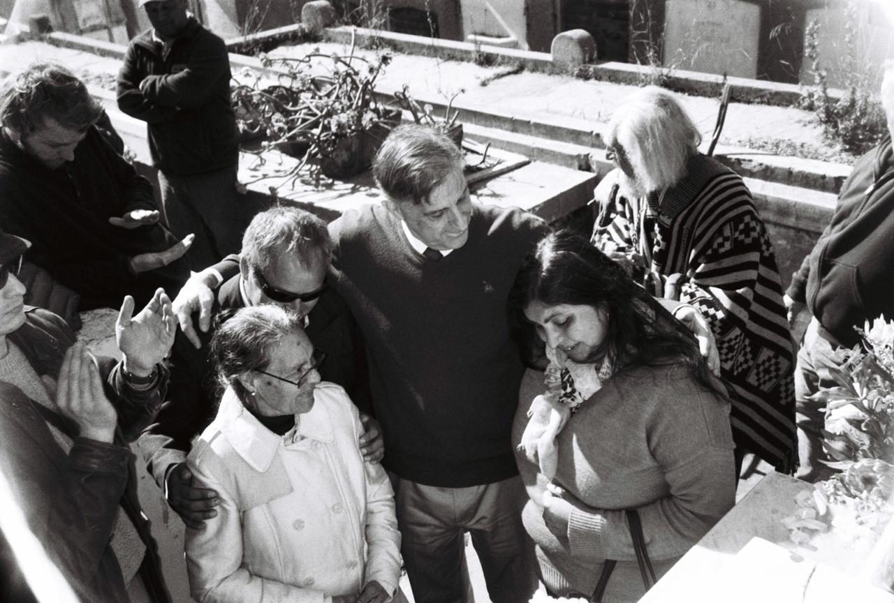 Un grupo de personas reunidas al aire libre