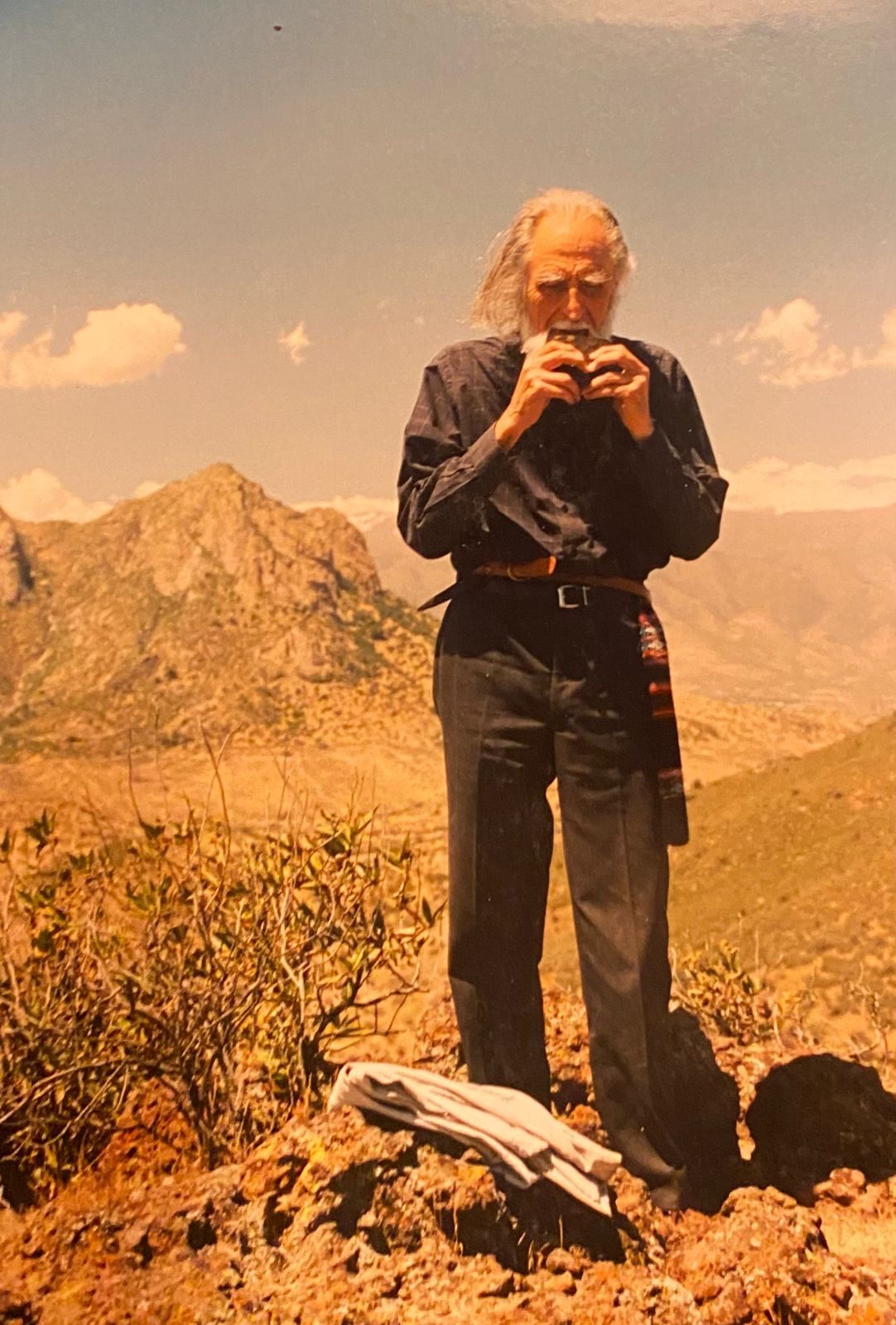 Gastón en la cima de un cerro
