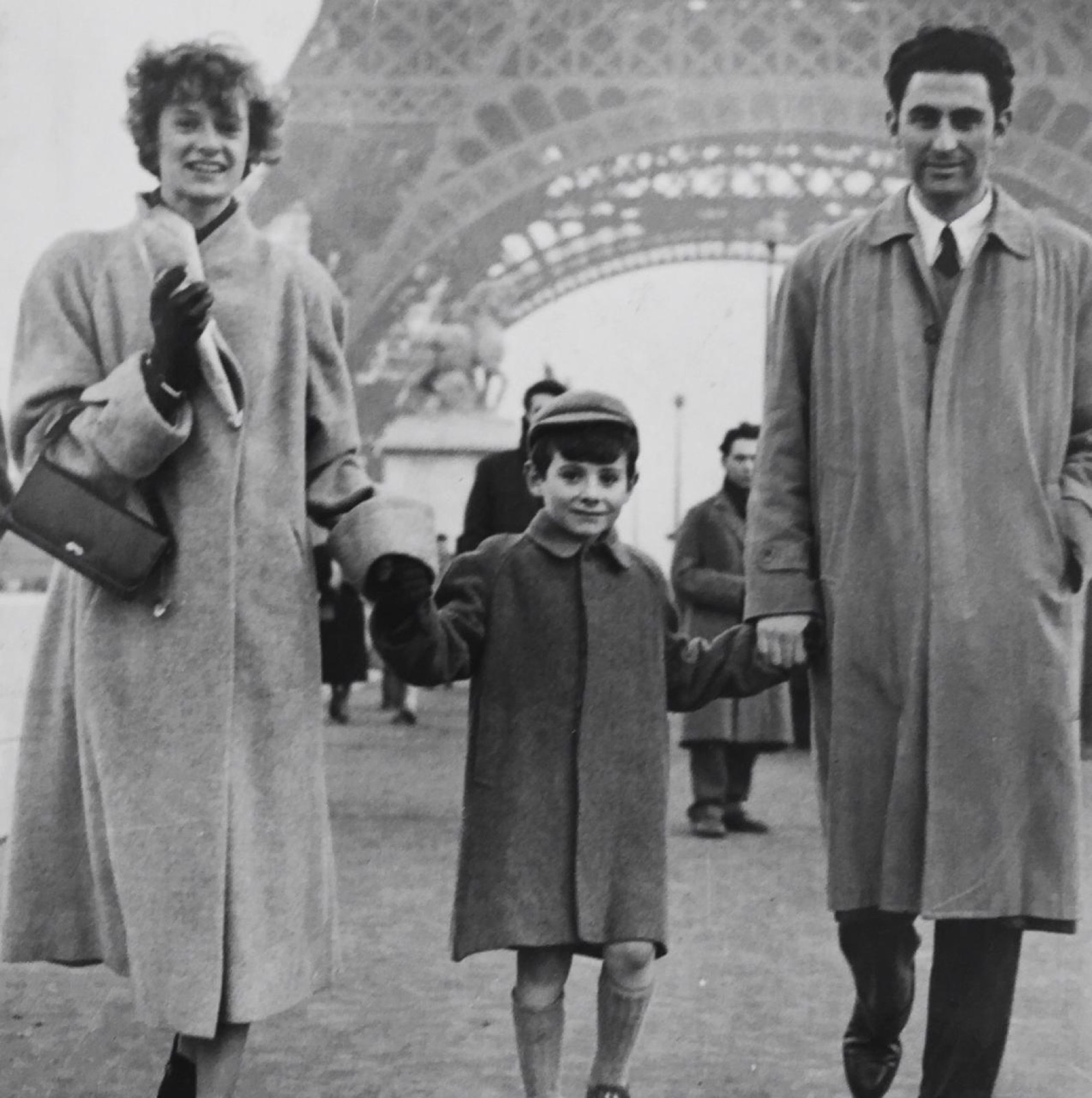 Gastón joven caminando en París con una mujer y un niño